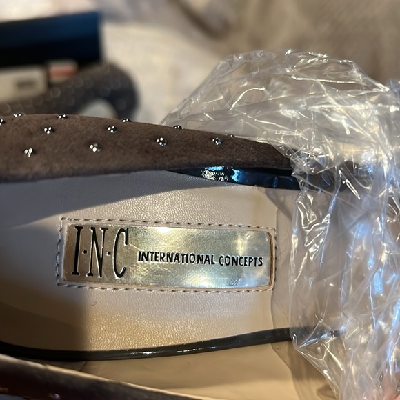 INC Suede Pumps with small studs - Picture 6 of 8